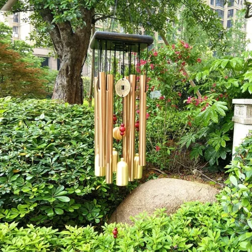 Carillon à vent japonais suspendu dans un jardin